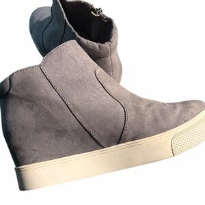 UNIVERSAL THREADS🐝WEDGE SNEAKER